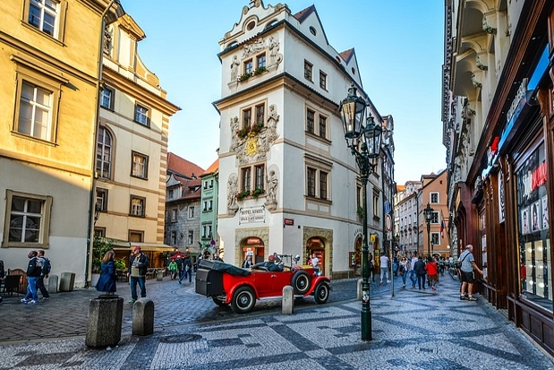 Oldtimer Auto in der Altstadt von Prag